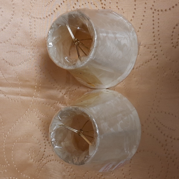 VILLA BACCI cream colored two mini shades wrapped in original cellophane. - Picture 3 of 7